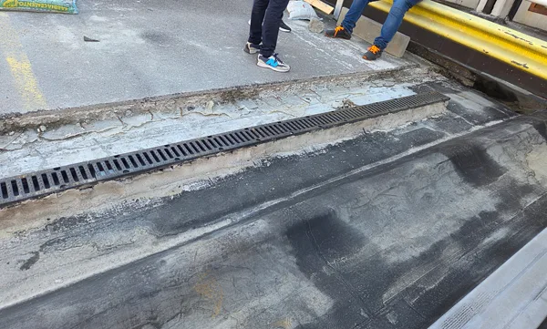 Punto di giunzione tra due solette in ceneto armato da dove si infiltrava l'acqua Punto di giunzione tra due solette in ceneto armato da dove si infiltrava l'acqua