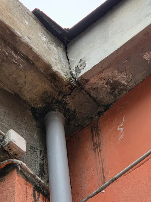 Punti di infiltrazione di acqua dal terrazzo con gocciolamento