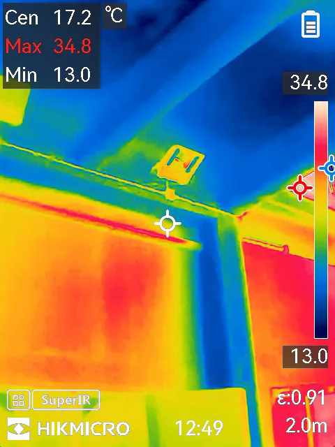 Immagine termografica punto di perdita infiltrazione e gocciolamente del piano superiore dalla guaina bituminosa Immagine termografica punto di perdita infiltrazione e gocciolamente del piano superiore dalla guaina bituminosa